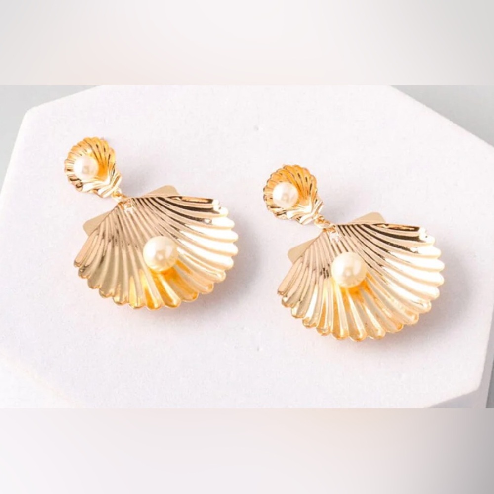 Elegant Gold Shell Earrings with Pearls